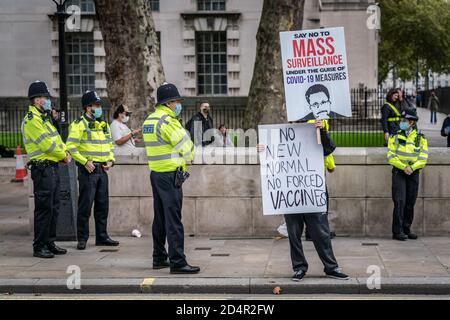 Londres, Royaume-Uni. 10 octobre 2020. Les manifestants anti-covid19 se rassemblent en face de Downing Street sous une forte présence policière dans le cadre de manifestations en cours contre le gouvernement actuel, imposant des restrictions au coronavirus. Les théoriciens de la conspiration continuent de prétendre que la pandémie est un canular orchestré et n'exigent aucune réglementation de verrouillage supplémentaire, aucune distanciation sociale, aucun masque, aucune trace, aucun passeport sanitaire, aucune vaccination obligatoire et aucune « nouvelle normalité ». Credit: Guy Corbishley/Alamy Live News Banque D'Images