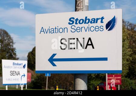 SENA, panneau Stobart Aviation Services, dans Aviation Way, aéroport Southend de Londres, Essex, Royaume-Uni. SITE logistique d'entrepôt SENA Amazon Banque D'Images