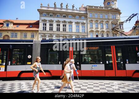 Les gens qui marchent devant le tram Banque D'Images
