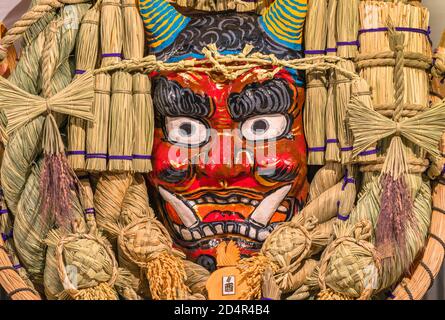 asakusa, japon - novembre 08 2019 : râteau géant de paille et de papier mâché décoré d'un visage démon effrayant du folklore japonais Nam Banque D'Images