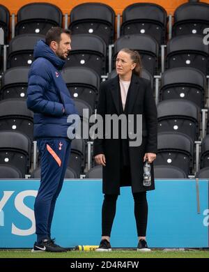 Londres, Royaume-Uni. 10 octobre 2020. Man Utd Women Manager Casey Stoney & Spurs l'entraîneur-chef Juan Amoros parle lors du match FAWSL entre Tottenham Hotspur Women et Manchester United Women au Hive, Londres, Angleterre, le 10 octobre 2020. Photo d'Andy Rowland. Crédit : Prime Media Images/Alamy Live News Banque D'Images