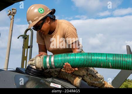 200111-N-PG340-1332 OKINAWA, Japon (janv 11, 2020) l'exploitant d'équipement Constructionman Florentina Fanapin, déployé avec le NCB (Naval Mobile Construction Bataillon) 5, remplit un rouleau d'asphalte d'eau avant de rouler sur l'asphalte fraîchement posé. Les Seabees de la Marine américaine déployés avec le Bataillon de la construction navale mobile (NMCB) 5 construisent des installations de soutien pour le système radar orienté tâche terrestre/aérienne du 4e Escadron de contrôle aérien maritime. Le NMCB-5 est déployé dans toute la région d'Indo-Pacific, qui réalise des travaux de construction de haute qualité pour aider les États-Unis et les pays partenaires à renforcer les partenariats, à dissuader les aggres Banque D'Images