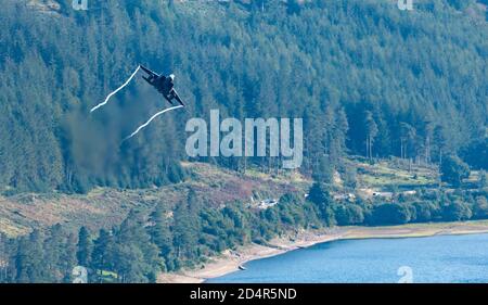 F-15E Strike Eagle de RAF Lakenheath Low Level voler à Thirlmere dans le district du lac, LFA17 Banque D'Images