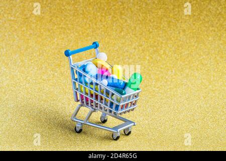 Médicaments dans un caddie. Banque D'Images