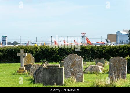 Pierres tombales sur le bord de l'aéroport Southend de Londres, avec les avions easyJet mis à terre en raison de COVID-19. Décès, industrie aérienne Banque D'Images