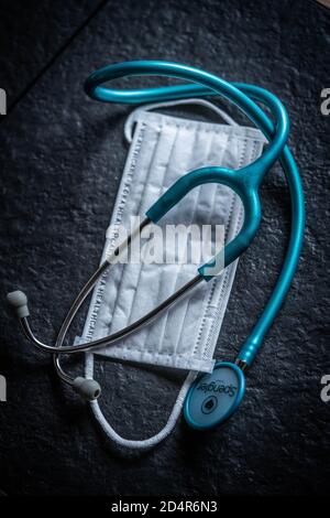 Stéthoscope et masque de protection respiratoire, France. Banque D'Images