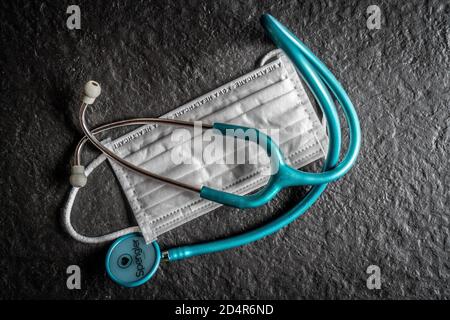 Stéthoscope et masque de protection respiratoire, France. Banque D'Images