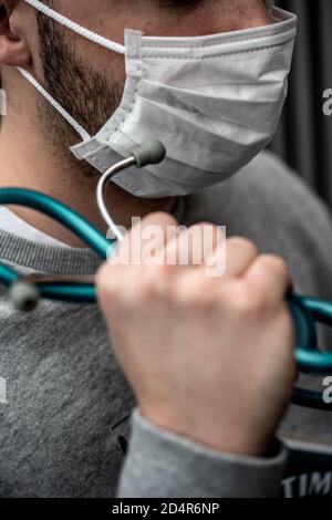 Médecin portant un masque de protection respiratoire pendant la consultation médicale, France. Banque D'Images