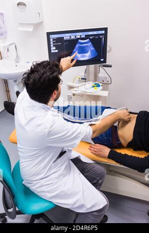 Échographie pelvienne par voie suprapubienne de l'appareil urinaire avec mesures de la prostate, hôpital de Bordeaux, France. Banque D'Images