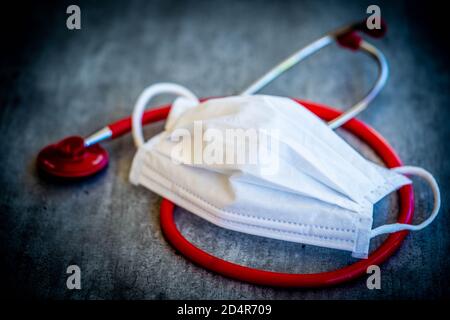 Stéthoscope et masque de protection respiratoire, France. Banque D'Images