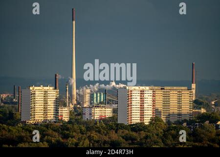 Gratte-ciels résidentiels à Duisburg-Hochheide, derrière eux l'usine chimique Venator, à l'arrière la cheminée de DK Recycling et Pig Iron, à Duisb Banque D'Images