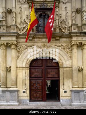 Espagne, Communauté de Madrid, Alcala de Henares. Université ou Collège de San Ildefonso (ancienne université). Fondée par le Cardinal Cisneros en 1498. Sa construction a commencé au XVe siècle et a été achevée par Pedro Gumiel au XVIe siècle. Détail architectural de la façade principale (1543), construite par Rodrigo de Hontañon (1500-1577) dans le style plateresque. Porte, exemple de style Renaissance espagnole. Banque D'Images