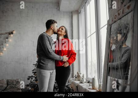 Un gars avec une fille fête Noël. Un couple aimant s'apprécie les uns les autres à la Saint-Sylvestre. L'histoire d'amour du nouvel an Banque D'Images