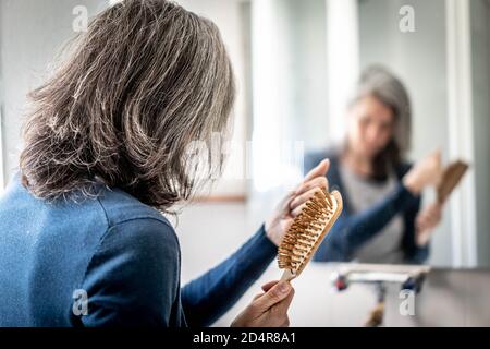 Femme brosser ses cheveux. Banque D'Images