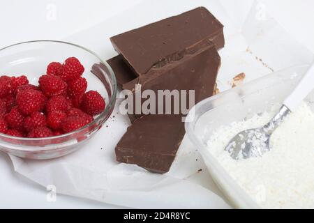Framboises, morceaux de chocolat et flocons de noix de coco. Levington gâteau, étapes de préparation. Banque D'Images