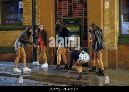 Les gens font des rencontres dans le centre-ville de Liverpool, avant le couvre-feu de 22h auquel les pubs et les restaurants sont soumis afin de lutter contre l'augmentation des cas de coronavirus en Angleterre. Dans les villes du nord de l'Angleterre et dans d'autres régions qui souffrent d'une augmentation des cas de Covid-19, les pubs et les restaurants peuvent être temporairement fermés pour lutter contre la propagation du virus. Banque D'Images