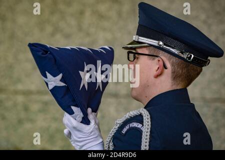 L'Airman supérieur Donald Lambert, membre de la 130ème Garde d'honneur de l'aile Airlift, inspecte un drapeau avant de le remettre aux funérailles de Brig. Général (retraité) James Kemp McLaughlin le 23 décembre 2019, à Charleston, en Virginie McLaughlin était un pilote de la Forteresse volante de la seconde Guerre mondiale B-17 qui a effectué 39 missions de combat au total et qui a été le fondateur et le premier commandant de la Garde nationale aérienne de Virginie occidentale. McLaughlin est décédé le 15 décembre 2019 à l'âge de 101 ans. (ÉTATS-UNIS Air National Guard Photo Par Airman Senior Caleb Vance) Banque D'Images