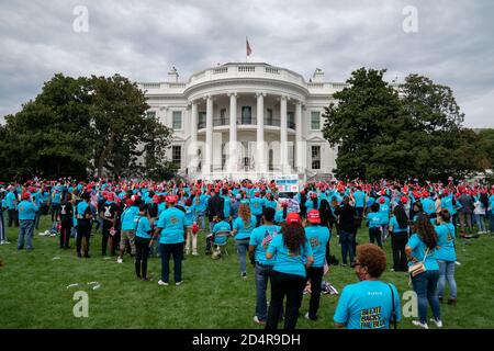 Washington, États-Unis. 10 octobre 2020. Le président Donald Trump s'adresse à ses partisans à la Maison Blanche à Washington, DC, le samedi 10 octobre 2020. Trump, qui a fait sa première apparition publique depuis son retour d'une hospitalisation de trois jours pour Covid-19, est en train de préparer le terrain pour un retour sur la piste de campagne, alors même que la question reste de savoir s'il est encore contagieux. Trump s'est penché sur les questions de droit et d'ordre bien que certains disent qu'un événement politique à la Maison Blanche est illégal. Photo par Erin Scott/UPI crédit: UPI/Alay Live News Banque D'Images