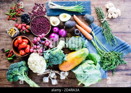 Assortiment d'aliments recommandés dans la prévention du cancer. Banque D'Images