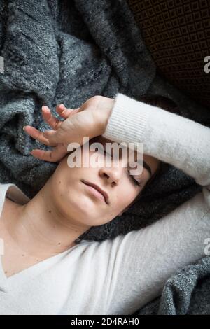 Femme souffrant de maux de tête. Banque D'Images