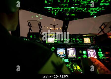 Le lieutenant-colonel lance Hupp, 758ème pilote de l'Escadron de transport aérien, pilote un C-17 Globemaster III vers un KC-135 Stratotanker affecté à la 914ème Escadre De Ravitaillement en air lors d'une mission d'entraînement au-dessus du continent des États-Unis, 10 décembre 2019. La mission d'entraînement a non seulement permis aux pilotes de la 911ème Escadre de transport aérien de s'entraîner, mais aussi aux pilotes et aux exploitants de rampes de la 914ème ARW de recevoir de l'entraînement. (ÉTATS-UNIS Photo de la Force aérienne par Joshua J. Seybert) Banque D'Images