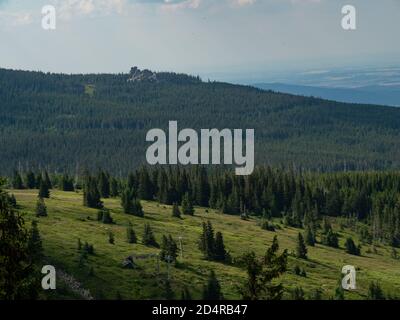 Paysage d'été de montagnes dans le parc national de Karkonosze. Pèlerins formation de roche en arrière-plan. Banque D'Images