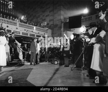 ALFRED HITCHCOCK avec l'équipe de cinéma dirigeant LA SUBVENTION DE CARY sur la mise en place Emplacement Candid à Grand Central Station dans la ville de New York Pendant le tournage du NORD PAR LE RÉALISATEUR DE NORTHWEST 1959 ALFRED HITCHCOCK L'écrivain Ernest Lehman Music Bernard Herrmann Metro Goldwyn Mayer Banque D'Images