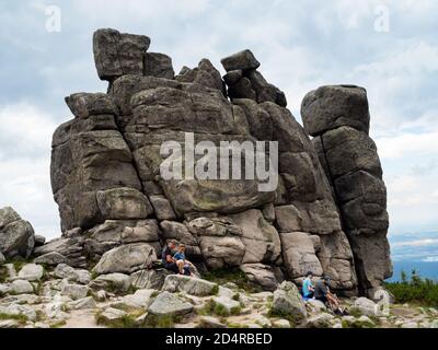 Karpacz/Pologne - 24/07/2020 - formation rocheuse appelée Slonecznik (Sunflower) dans les monts Karkonosze. Pologne. Les gens se reposant à côté des rochers. Banque D'Images