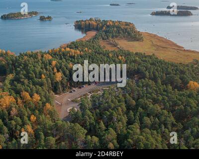 La côte du golfe de Finlande et une île dans la mer Helsinki, Vuosaari .. Jour d'automne ensoleillé. Nature et paysage de la Scandinavie. Photo aérienne de drone. Photo de haute qualité Banque D'Images