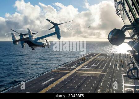 191204-N-TF178-1043 OCÉAN PACIFIQUE (DÉC 4, 2019) – un MV-22B Osprey, affecté à l'escadron de Tiltrotor de milieu marin (VMM) 165, prend son départ du navire d'assaut amphibie USS Makin Island (LHD 8). L'île Makin mène des opérations de routine dans l'est du Pacifique. (É.-U. Photo de la marine par le spécialiste des communications de masse 2e classe Jeremy Laramore) Banque D'Images