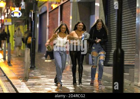 Les gens font des rencontres dans le centre-ville de Liverpool, avant le couvre-feu de 22h auquel les pubs et les restaurants sont soumis afin de lutter contre l'augmentation des cas de coronavirus en Angleterre. Dans les villes du nord de l'Angleterre et dans d'autres régions qui souffrent d'une augmentation des cas de Covid-19, les pubs et les restaurants peuvent être temporairement fermés pour lutter contre la propagation du virus. Banque D'Images