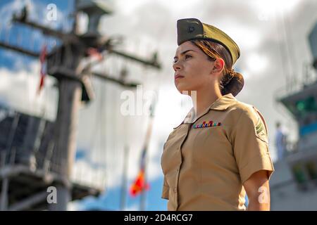 PEARL HARBOR (nov 13, 2019) Cpl. Du corps des Marines des États-Unis. Angela Chang, affectée à la 11e unité expéditionnaire maritime (MEU), est aux mains courantes à bord du navire d'assaut amphibie USS Boxer (LHD 4) avant une visite portuaire prévue à Pearl Harbor, Hawaï. Le Boxer Amphiobie Ready Group (ARG) et la 11e unité expéditionnaire maritime (MEU) sont déployés dans la zone d'opérations de la 7e flotte américaine pour soutenir la stabilité régionale, rassurer les partenaires et les alliés et maintenir une présence pour répondre à toute crise allant de l'aide humanitaire aux opérations d'urgence. Banque D'Images