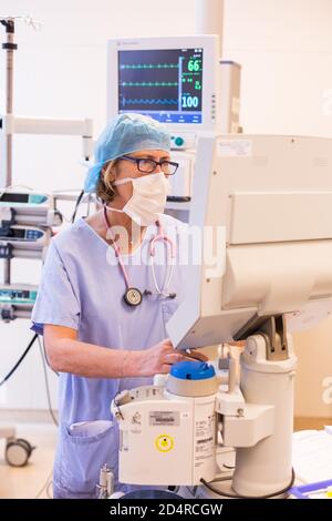 Anesthésiste, hôpital de Bordeaux, France. Banque D'Images