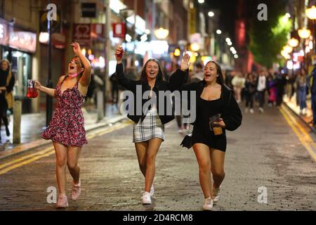 Les gens font des rencontres dans le centre-ville de Liverpool, avant le couvre-feu de 22h auquel les pubs et les restaurants sont soumis afin de lutter contre l'augmentation des cas de coronavirus en Angleterre. Dans les villes du nord de l'Angleterre et dans d'autres régions qui souffrent d'une augmentation des cas de Covid-19, les pubs et les restaurants peuvent être temporairement fermés pour lutter contre la propagation du virus. Banque D'Images