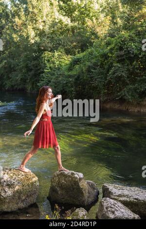 Femme marchant sur des rochers. Banque D'Images