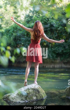 Femme marchant sur des rochers. Banque D'Images