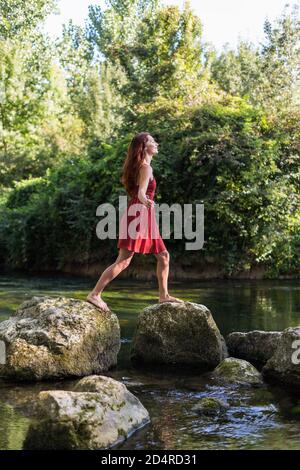 Femme marchant sur des rochers. Banque D'Images