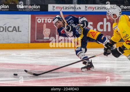 Bâton final et cassé de Lino Martschini # 46 (EV Zug) pendant le match de hockey sur glace de la saison régulière de la Ligue nationale entre EV Zug et SC Bern sur 10.10.2020 dans le Bossard Arena à Zug. Crédit: SPP Sport presse photo. /Alamy Live News Banque D'Images