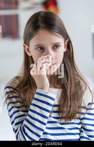 fille de 10 ans avec un saignement de nez. Banque D'Images