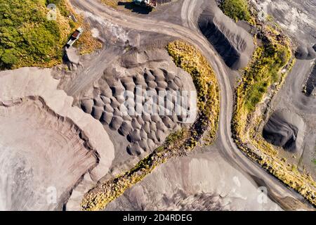 Bas de la carrière de Bombo site d'excavation de basalte en Nouvelle-Galles du Sud, Australie près de Kiama - vue aérienne de dessus en bas. Banque D'Images