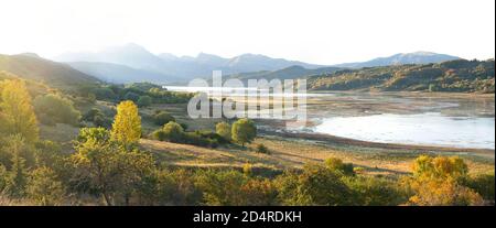 Parc national de Gran Sasso e Monti della Laga, lever du soleil sur le lac Campotosto Banque D'Images