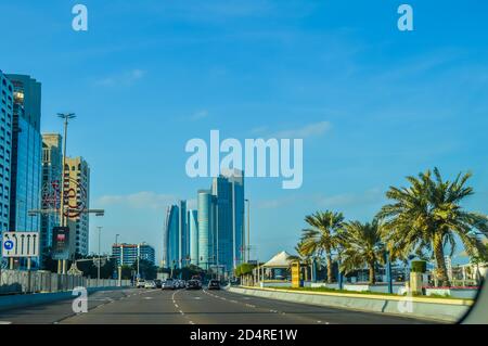 Abu Dhabi cityscape pendant la journée aux Emirats Arabes Unis Banque D'Images