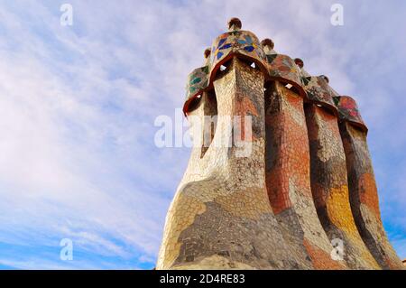 Barcelone, Casa Batllo célèbre bâtiment de Gaudi, cheminées sur le toit Banque D'Images