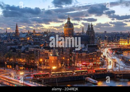 Vue aérienne du centre-ville d'Amsterdam, aux pays-Bas pendant un magnifique coucher de soleil. Presque tous les monuments les plus célèbres sont visibles. Banque D'Images