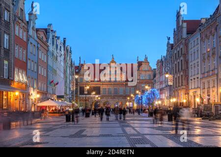 Scène nocturne de long Market (Dulga Targ) avec la porte verte à Gdansk, Pologne. Banque D'Images