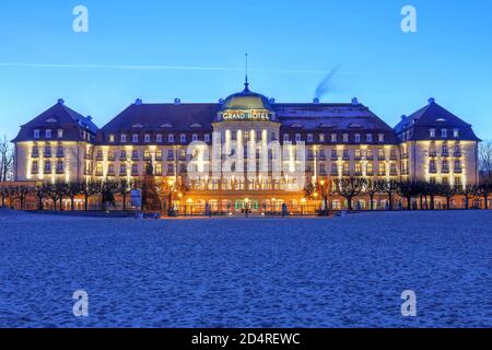 Scène nocturne de l'historique Grand Hotel Sopot, sur la mer Baltique à proximité de la ville de Gdansk en Pologne. Banque D'Images