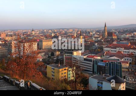 Horizon de Cluj Napoca, Roumanie vu de la colline de la Citadelle en automne au coucher du soleil. Banque D'Images