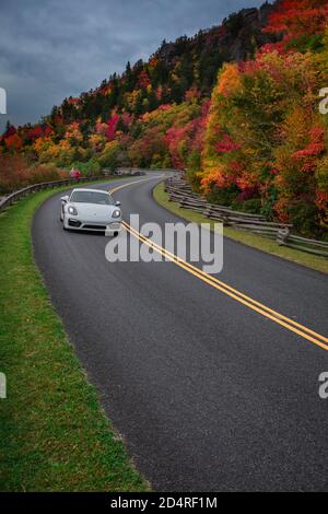 Prendre un trajet le long de la Blue Ridge Parkway dans les deux Caroline pendant les couleurs d'automne Banque D'Images