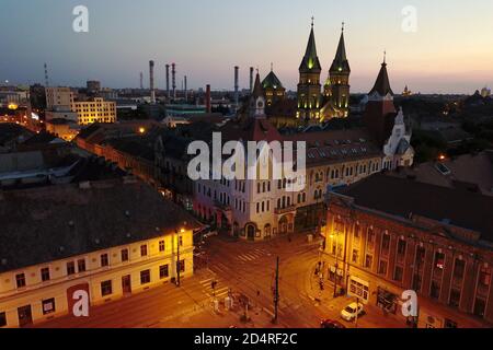 Image nocturne aérienne de Timisoara, horizon de Roumanie de Piata Traian, avec l'église du millénaire Banque D'Images