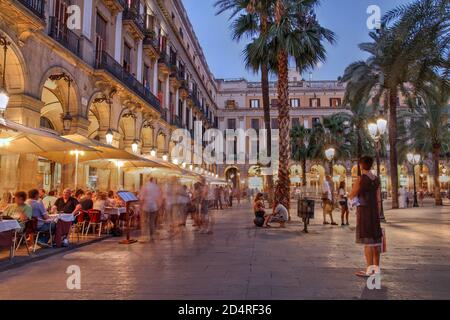 Barcelone, Espagne -30 juillet 2012 - Placa Reial (Royal Plaza) est l'une des places les plus animées de Barcelone, Espagne. Il est situé dans le Barri Gothique Banque D'Images